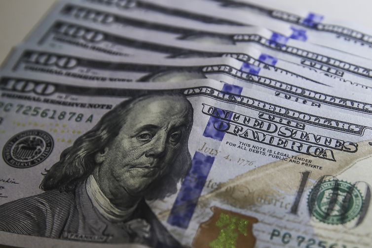 Dólar aproxima-se de R$ 5,70 com incertezas sobre IOF