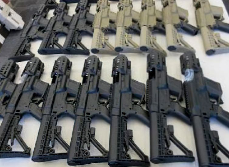 Maioria de fuzis apreendidos em 2024 no Rio foi fabricada no exterior