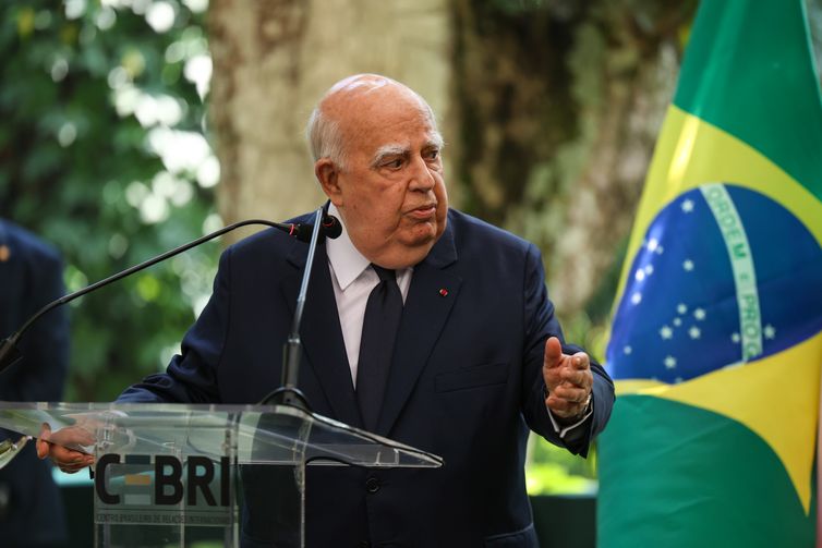 Morre, aos 90 anos, o embaixador Marcos Azambuja