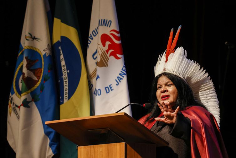 Sonia Guajajara é a primeira indígena doutora honoris causa da Uerj