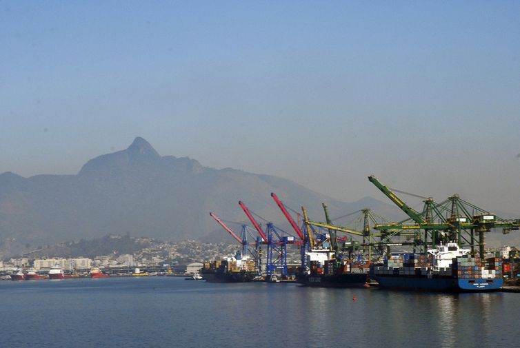 Balança comercial tem superávit mais baixo em três anos