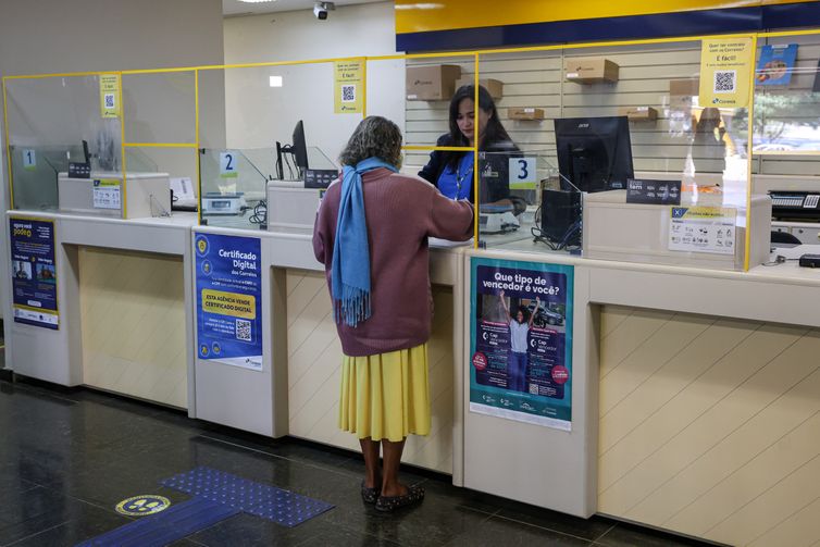 Mais de 488 mil aposentados já foram aos Correios contestar descontos