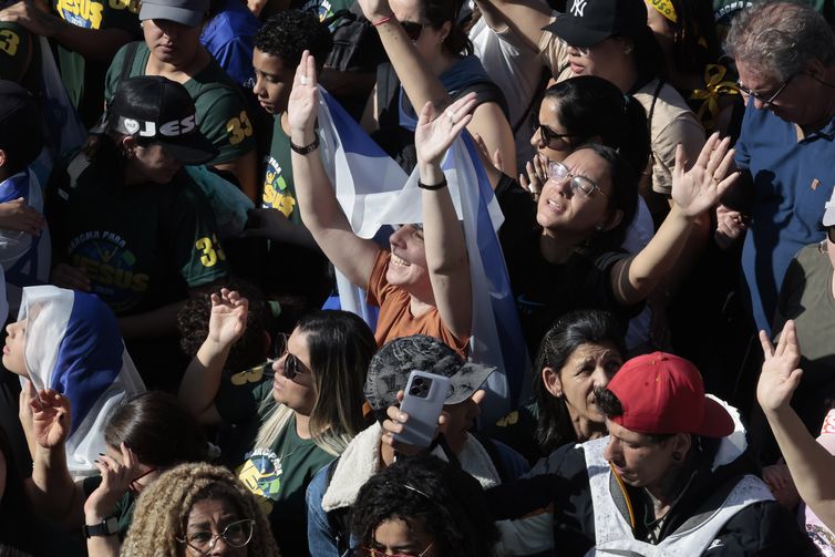 Marcha para Jesus mantém tom político com milhares de pessoas em SP
