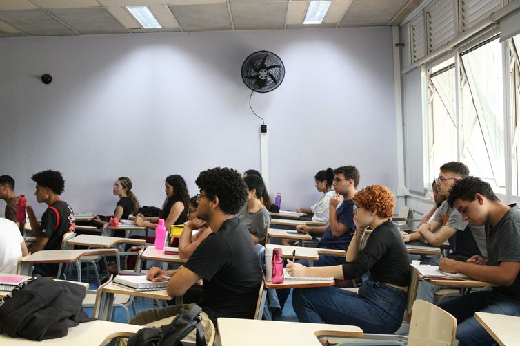 MEC apoiará 393 cursinhos populares em 2025