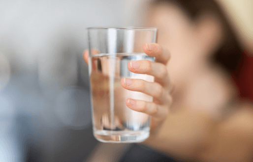Quantos copos de água o seu corpo precisa para evitar doenças?