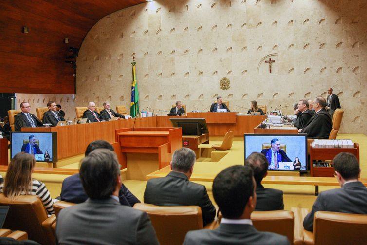STF suspende julgamento sobre responsabilização de redes por postagens