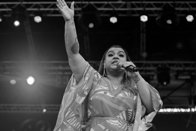 Amigos e personalidades prestam homenagem a Preta Gil