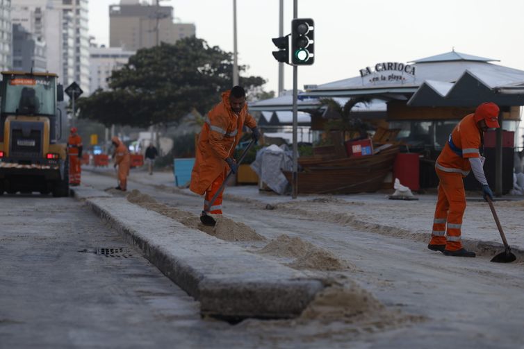 Após ondas gigantes, cinco pinguins aparecem mortos na orla do Rio