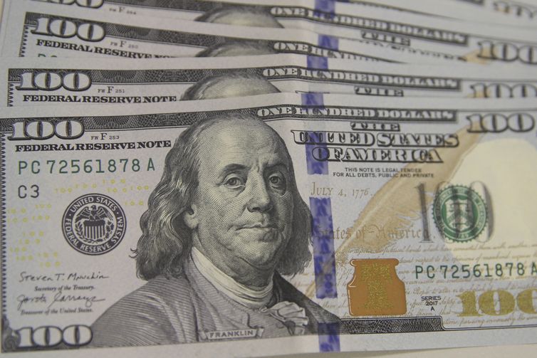 Bolsa bate recorde, e dólar cai para menor valor em mais de um ano