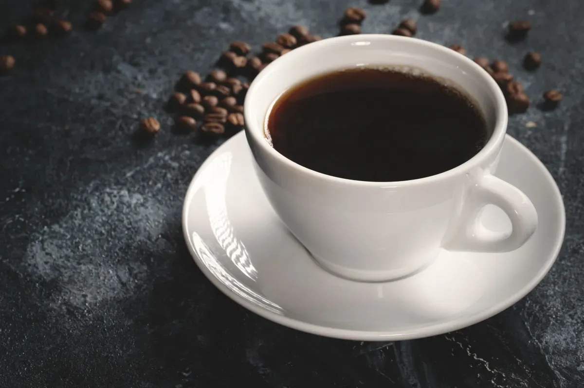 Café preto e sem açúcar faz bem para coração e longevidade, diz estudo.
