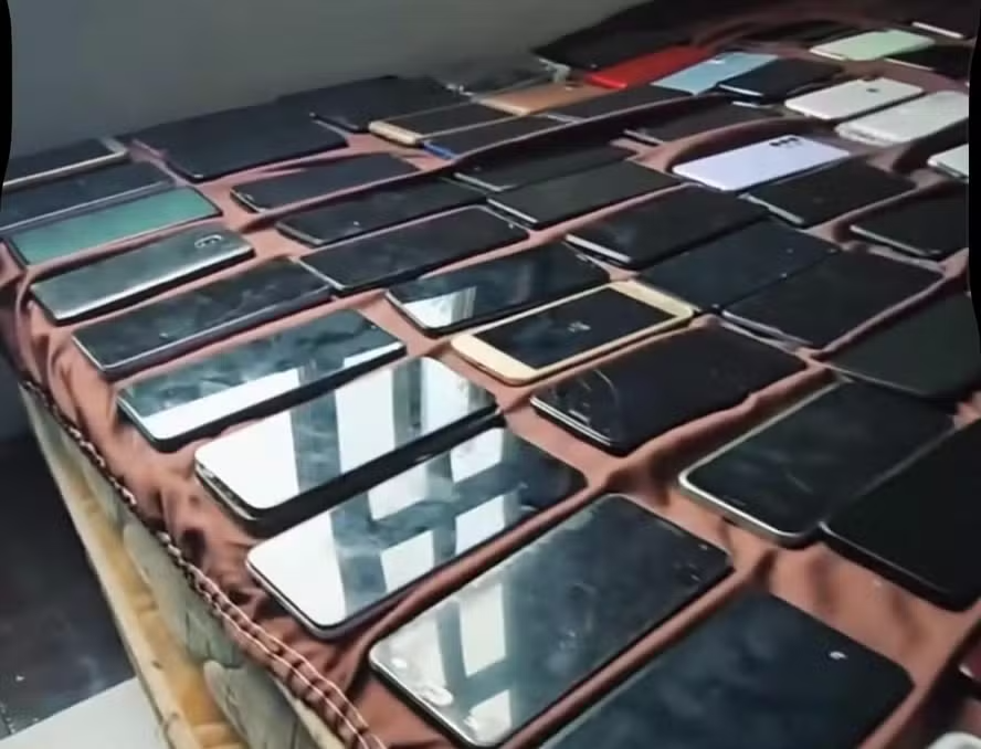 De maneira mais discreta, celulares suspeitos continuam sendo vendidos na Rua Uruguaiana, no Centro do Rio