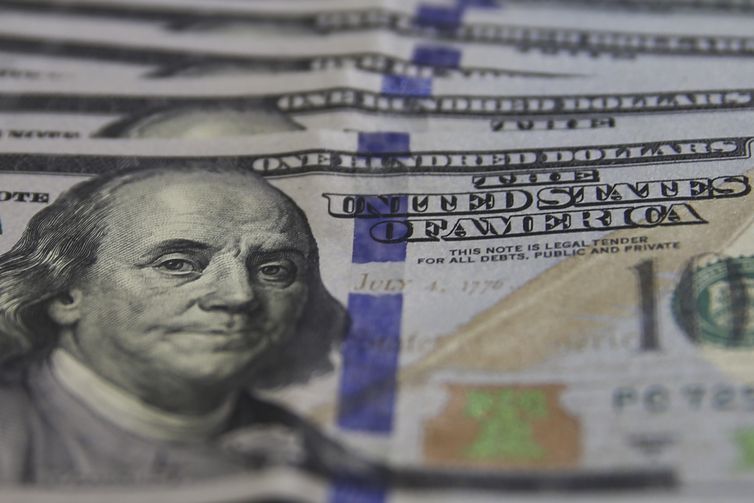 Dinheiro de brasileiros no exterior soma US$ 654,5 bilhões em 2024