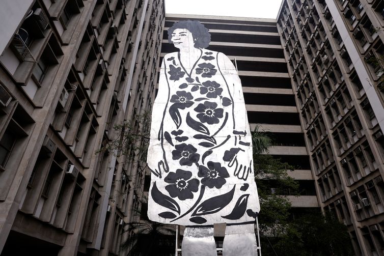  Escultura de Marielle Franco com 11 metros de altura é exposta no Rio