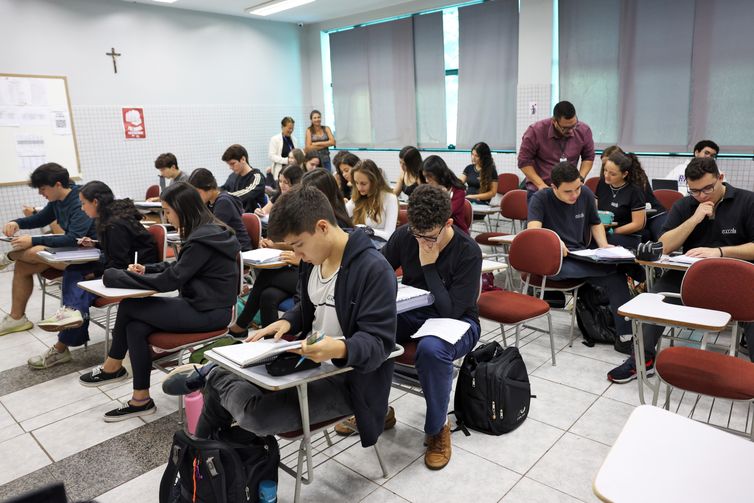 Fies 2025: estudantes devem complementar cadastro até sexta