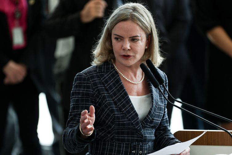 Gleisi diz que sanção dos EUA a Moraes tem repúdio total do governo