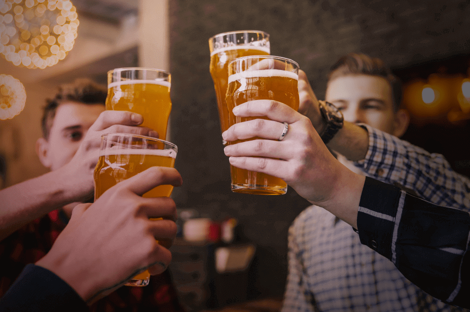 Happy hour mais caro? Impactos do tarifaço podem chegar aos bares.