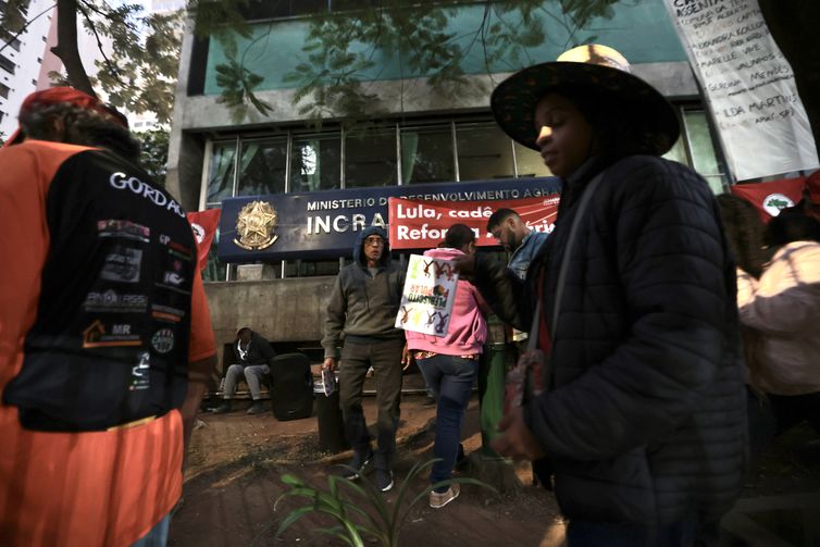 MST ocupa Superintendência do Incra em São Paulo