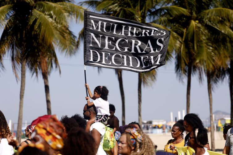 Mulheres negras promovem ato político por justiça social em Copacabana