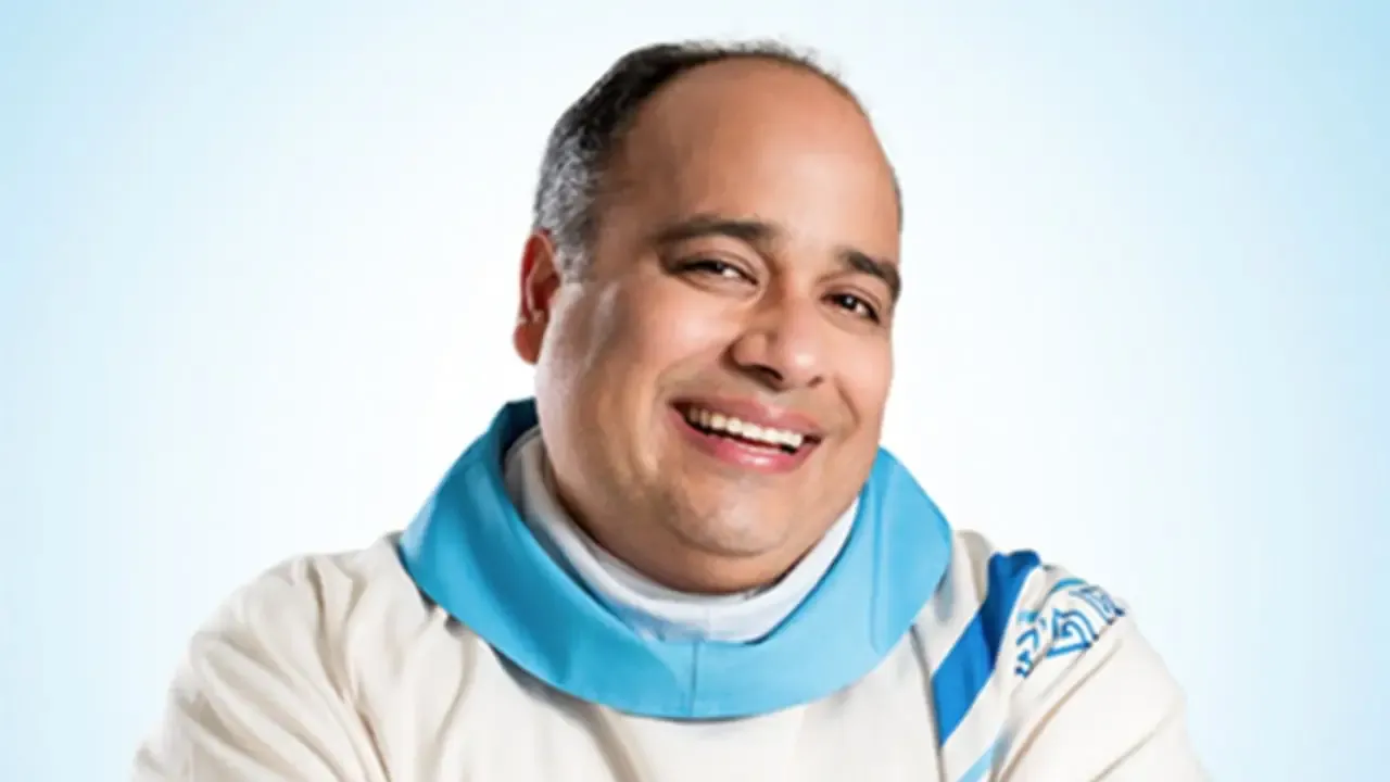 Padre Omar volta ao Rio após sofrer acidente de trânsito na Venezuela.