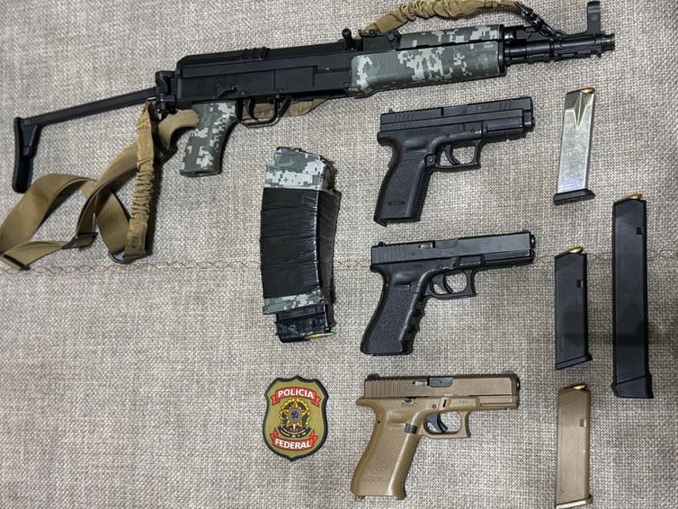 PM do Rio apreende fuzis e granadas em ação contra o crime organizado