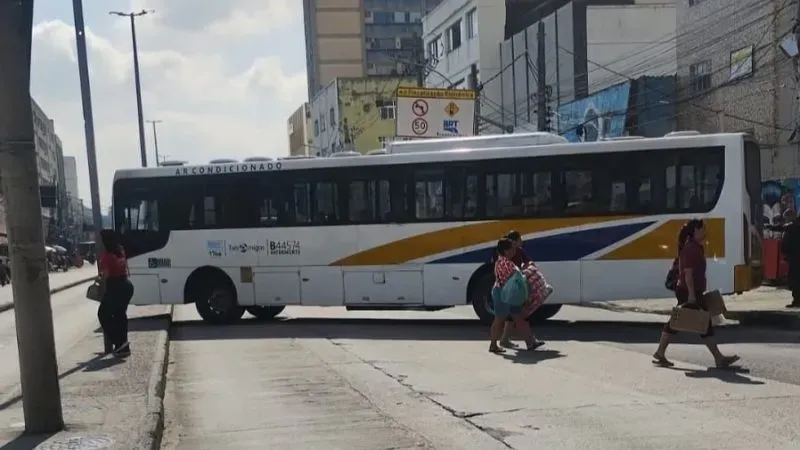 RJ: criminosos sequestram 15 ônibus que são usados como barricada contra PM