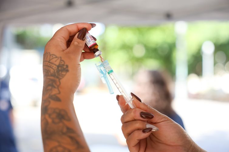 Saúde abre consulta sobre inclusão da vacina meningo B no SUS