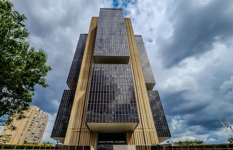 Taxas médias de juros ficam estáveis em junho