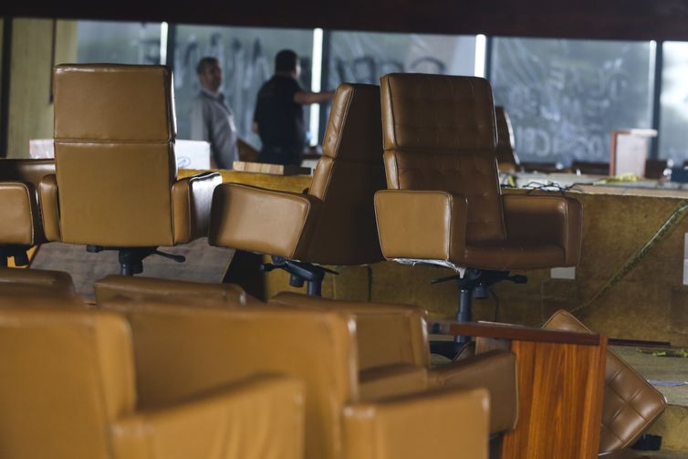 8/1: STF vota para condenar homem que sentou na cadeira de Moraes 