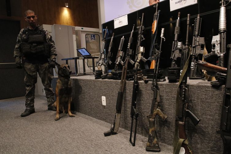 Ações da PM apreendem fuzis, metralhadoras e drogas no Rio de Janeiro
