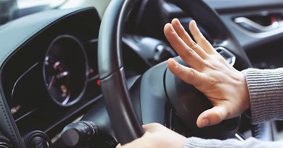 Buzinar para acenar ou agradecer pode render multa aos motoristas