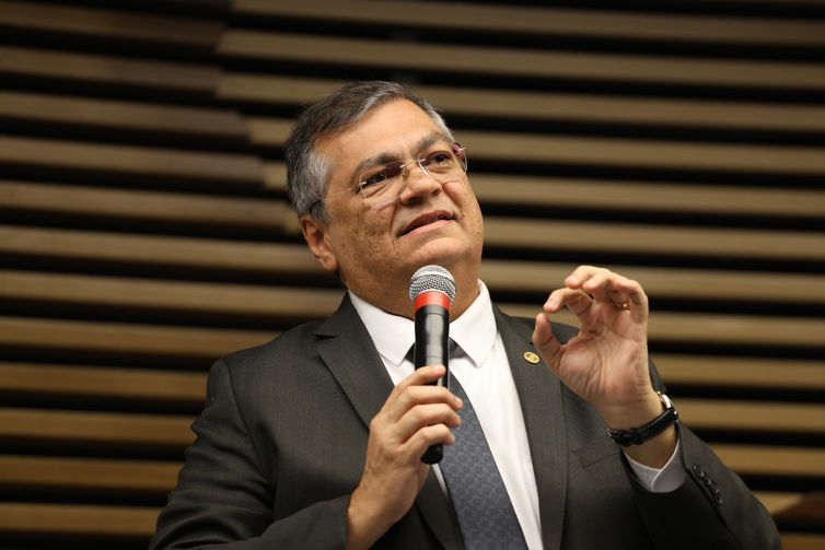 Dino rebate EUA e diz que não cabe a embaixadas monitorar Justiça