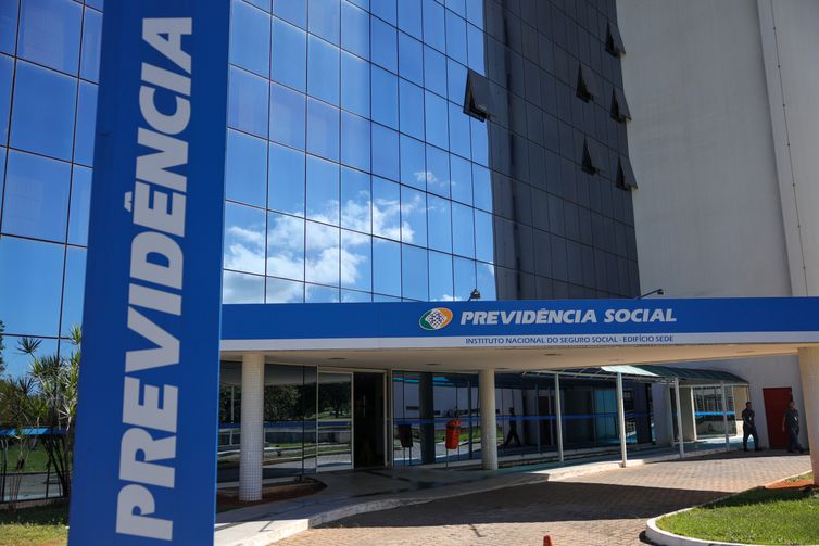 INSS: Senado aprova bônus para servidor acelerar análise de benefícios