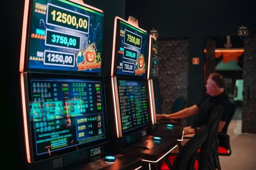 Instalação de máquinas de apostas eletrônicas em bares é aprovada no Rio.