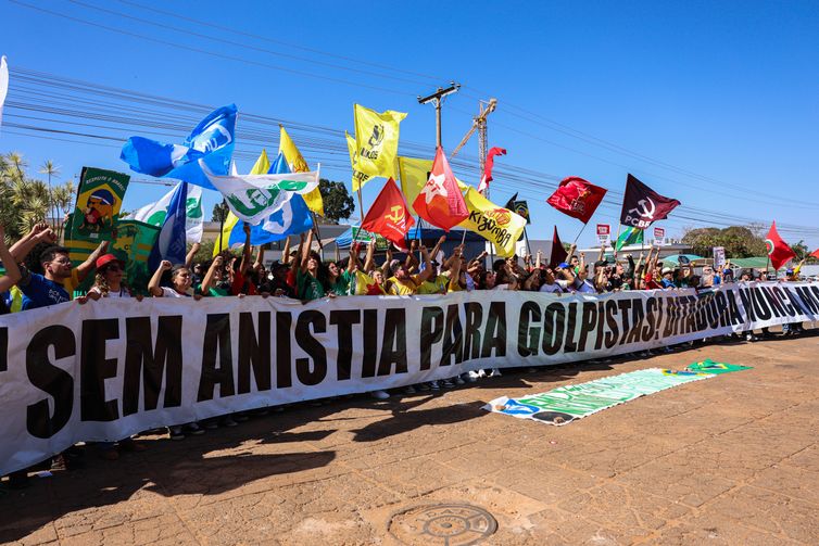 Manifestantes queimam bandeira dos EUA e boneco de Trump em embaixada
