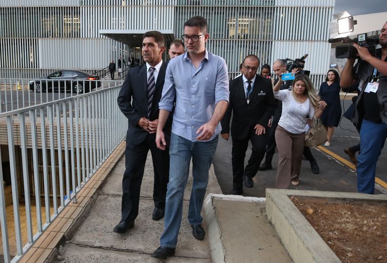 Moraes permite que Do Val participe de sessões do Senado além das 19h