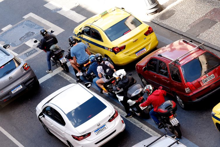 Mototáxi por aplicativos é tragédia anunciada, diz pesquisador do Ipea