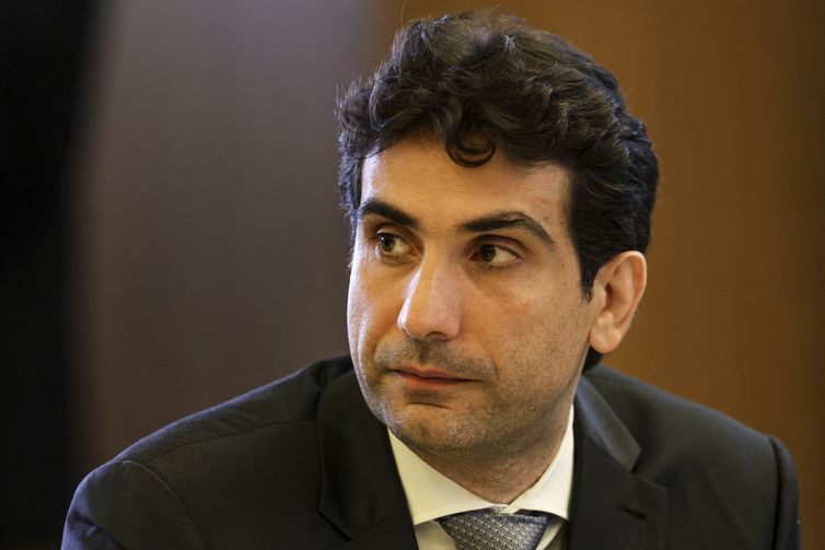 Pix deve permanecer sob gestão pública, diz Galípolo