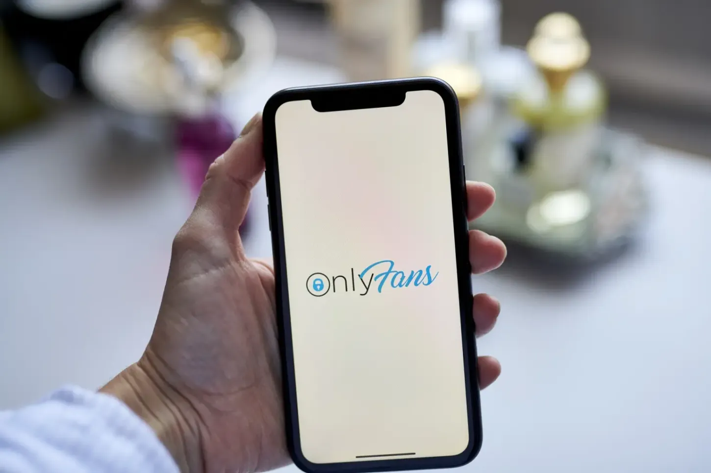 Proprietário do OnlyFans Recebe R$ 3,8 Bilhões em Dividendos em Meio a Negociações de Venda.