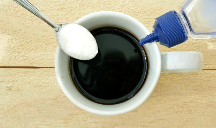 Consumo de adoçantes pode acelerar declínio cognitivo, revela estudo da FMUSP.