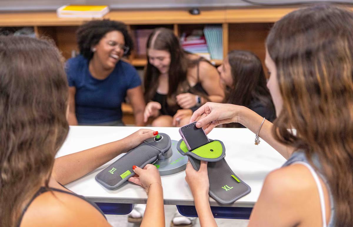 Pode usar Celular na saída da escola? Colégios criam “Celulódromo” para comunicação rápida.