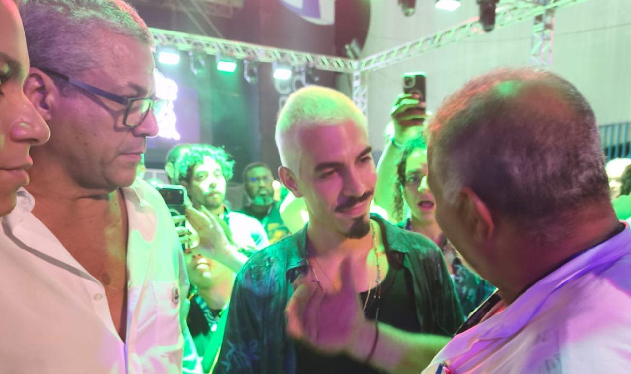 Espaço Candonga entrega Troféu de agradecimento a Gabriel David