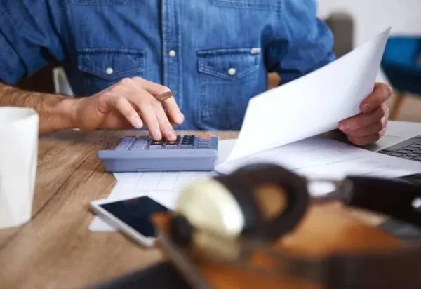 Inadimplência recorde pressiona pequenos negócios e acelera renegociação de dívidas no Brasil