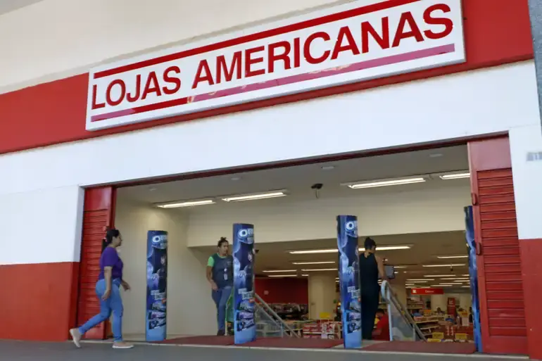 Americanas (AMER3) reduz prejuízo, mas ainda fecha trimestre no vermelho