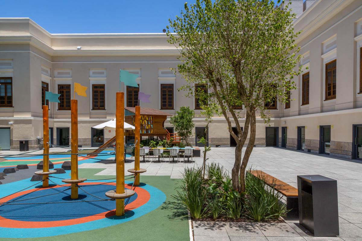 Escola virou ativo financeiro? O avanço dos investidores sobre a educação privada acende debate sobre o futuro do ensino.