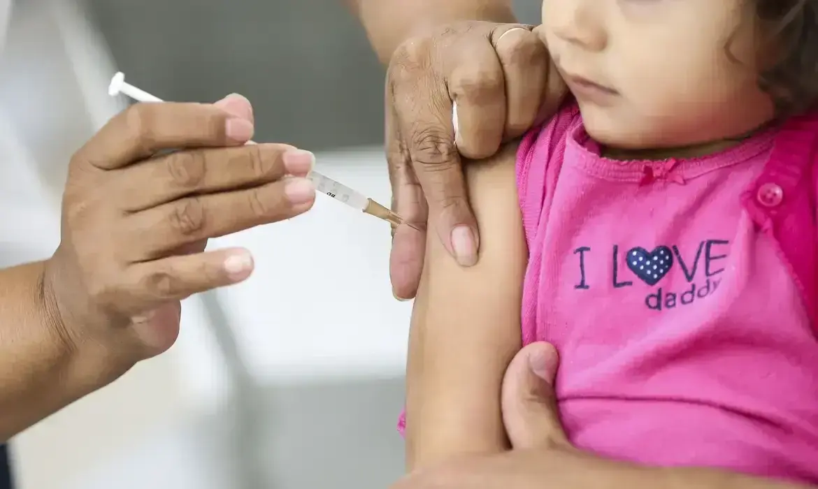 Nova vacina pneumocócica 20 amplia proteção de crianças contra doenças graves.
