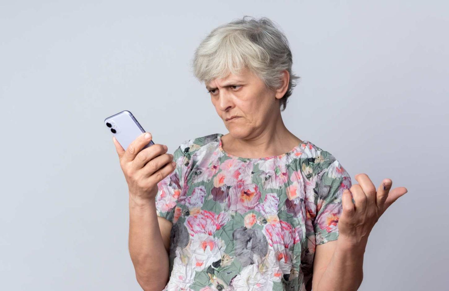 Digitalização de serviços pode aumentar isolamento social entre idosos e ampliar dependência da família.